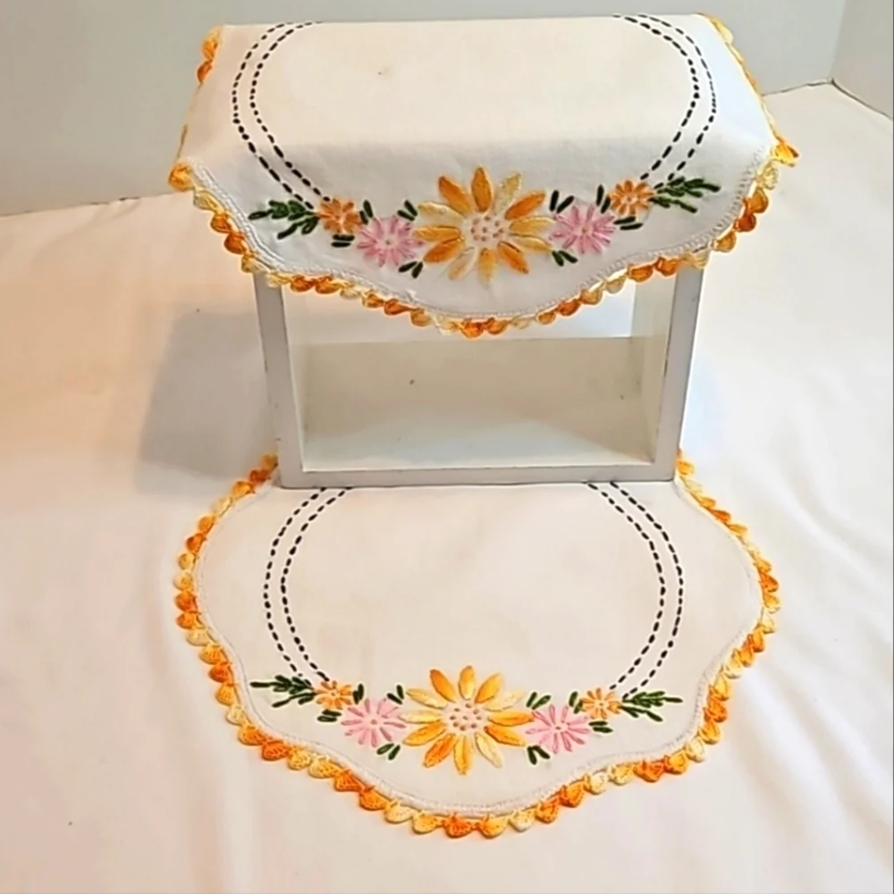 Hand Crafted Needlepoint Doily Circular Set-5 Botanical yellow floral farmhouse